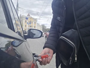 Інструмент у замку автомобіля